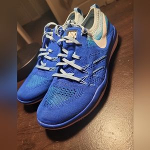 Womens nike flyknit running size 6